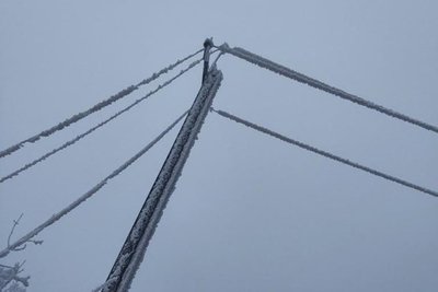 Обрив проводів та знеструмлення: на Вінниччині ліквідовують наслідки обледеніння Обрив проводів та знеструмлення: на Вінниччині ліквідовують наслідки обледеніння
