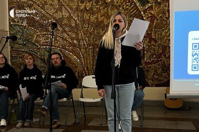 "Навчилася кричати мовчки": на одеському вокзалі презентували книгу з історіями залізничників про евакуацію "Навчилася кричати мовчки": на одеському вокзалі презентували книгу з історіями залізничників про евакуацію