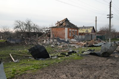 “Поки стіни стоять, є надія повернутись”: як жителі Краснопілля рятують майно під загрозою обстрілів “Поки стіни стоять, є надія повернутись”: як жителі Краснопілля рятують майно під загрозою обстрілів