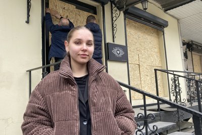 Дарія Мезенцева, адміністраторка салону краси у Харкові, в якому вилетіли вікна через російське влучання Дарія Мезенцева, адміністраторка салону краси у Харкові, в якому вилетіли вікна через російське влучання