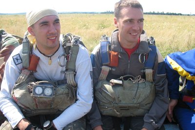 Житомирянин зробив понад 30 стрибків із парашутом: як це було Житомирянин зробив понад 30 стрибків із парашутом: як це було
