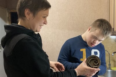 Окопні свічки для бійців: батьки та дитина з інвалідністю допомагають військовим Харківщини Окопні свічки для бійців: батьки та дитина з інвалідністю допомагають військовим Харківщини