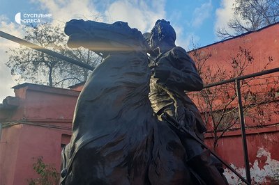 Пам'ятники Катерині II та Суворову в Одесі перенесли до музею Пам'ятники Катерині II та Суворову в Одесі перенесли до музею