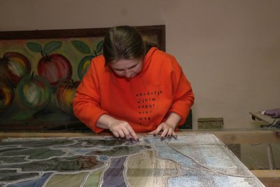 Марія Шумська-Барвінок очищує вітраж від забруднень Марія Шумська-Барвінок очищує вітраж від забруднень
