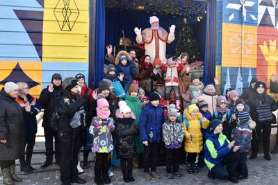 Потяг-резиденція привіз подарунки дітлахам з Донеччини. Якою була зустріч малечі зі святим Миколаєм Потяг-резиденція привіз подарунки дітлахам з Донеччини. Якою була зустріч малечі зі святим Миколаєм