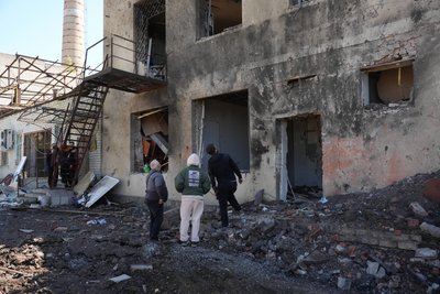 Росія вдарила КАБом по Дергачах: пошкоджені ринок, будинки та спорткомплекс Росія вдарила КАБом по Дергачах: пошкоджені ринок, будинки та спорткомплекс