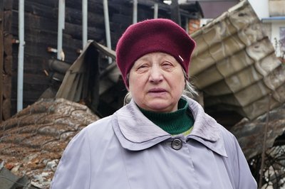 "Жінка дзвонить, каже, що ми горимо". У Шостці "шахед" влучив у двір пенсіонерів