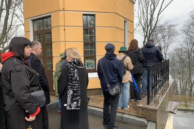 Щоб розгледіти, необхідно прихилити коліно: у Києві відкрили мініскульптуру "Герої" Щоб розгледіти, необхідно прихилити коліно: у Києві відкрили мініскульптуру "Герої"