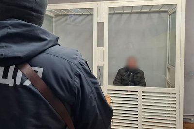 На Одещині судитимуть чоловіка за наругу над могилами та державним прапором На Одещині судитимуть чоловіка за наругу над могилами та державним прапором