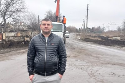 В Ізюмі комунальники розбирають блокпости російських окупантів