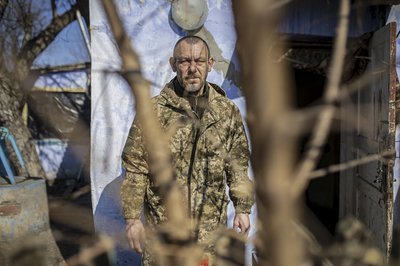 морпіх стоїть біля позиції на Херсонщині, військовий поблизу лінії фронта