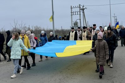 Кортеж з тілом Героя зустрічали з прапорами Кортеж з тілом Героя зустрічали з прапорами