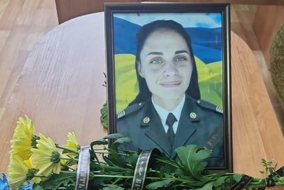 На Житомирщині попрощалися з прикордонницею Лілією Павленко, яка загинула на залізничному вокзалі в Овручі На Житомирщині попрощалися з прикордонницею Лілією Павленко, яка загинула на залізничному вокзалі в Овручі