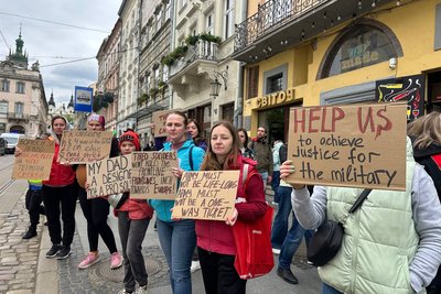 Родичі військових вийшли з плакатами із закликами до чітких термінів служби Родичі військових вийшли з плакатами із закликами до чітких термінів служби