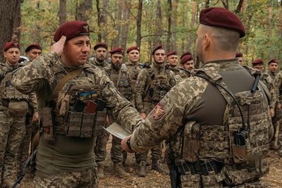 Десантники 95 житомирської бригади отримали нагороди за виконання завдань на полі бою Десантники 95 житомирської бригади отримали нагороди за виконання завдань на полі бою