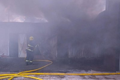 У Малині рятувальники ліквідували пожежу у складській будівлі У Малині рятувальники ліквідували пожежу у складській будівлі