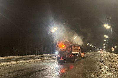 Через ожеледицю у Житомирі на вулицях працюють спецтехніка та бригади ручного посипання Через ожеледицю у Житомирі на вулицях працюють спецтехніка та бригади ручного посипання