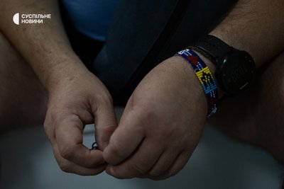 Браслет з бісеру Віктору сплели його шкільні учениці Браслет з бісеру Віктору сплели його шкільні учениці
