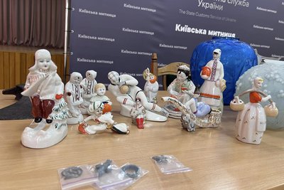 Археологічні артефакти, ікони, стародруки: Київська митниця передала вилучені цінності музеям Археологічні артефакти, ікони, стародруки: Київська митниця передала вилучені цінності музеям