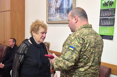 У Житомирі родинам полеглих воїнів вручили державні нагороди У Житомирі родинам полеглих воїнів вручили державні нагороди