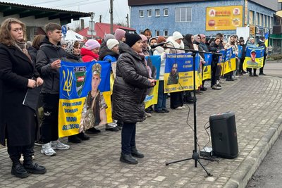 В селищі на Волині рідні полонених і зниклих безвісти вийшли на акцію підтримки В селищі на Волині рідні полонених і зниклих безвісти вийшли на акцію підтримки