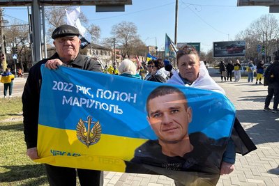 Після понад чотирьох років полону додому повернувся військовий Андрій Перепадя Після понад чотирьох років полону додому повернувся військовий Андрій Перепадя