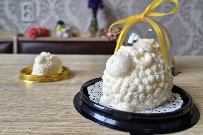 "Уособлює благополуччя ": як ужгородка Каріна Гойдаш виготовляє вдома великодніх баранчиків "Уособлює благополуччя ": як ужгородка Каріна Гойдаш виготовляє вдома великодніх баранчиків