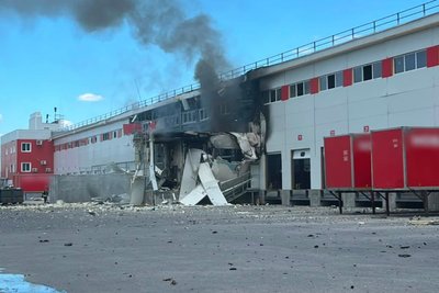 Поштовий термінал у Коротичі після трьох російських ударів Поштовий термінал у Коротичі після трьох російських ударів
