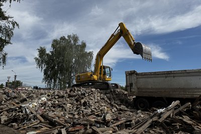 У Сумах демонтують аварійні будинки на вул. Металургів