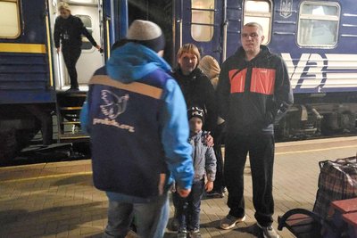 З Торецька у Суми. Як проходить евакуація жителів фронтових громад Донеччини та що пропонують переселенцям З Торецька у Суми. Як проходить евакуація жителів фронтових громад Донеччини та що пропонують переселенцям