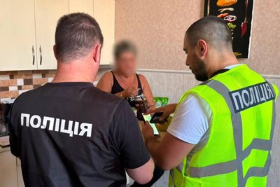 Обшук у підозрюваної в збуті психотропів Обшук у підозрюваної в збуті психотропів