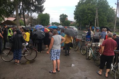 Жителі Баранівки на Житомирщині знову прийшли під ТЦК: вимагають справедливого розслідування справи про побиття чоловіка Жителі Баранівки на Житомирщині знову прийшли під ТЦК: вимагають справедливого розслідування справи про побиття чоловіка