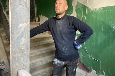 У Чугуєві відновлюють пошкоджені російськими обстрілами будинки У Чугуєві відновлюють пошкоджені російськими обстрілами будинки