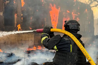 Рятувальник гасить пожежу в садибі Донців-Захаржевських у Великому Бурлуку на Харківщині, 7 квітня 2026 року Рятувальник гасить пожежу в садибі Донців-Захаржевських у Великому Бурлуку на Харківщині, 7 квітня 2026 року