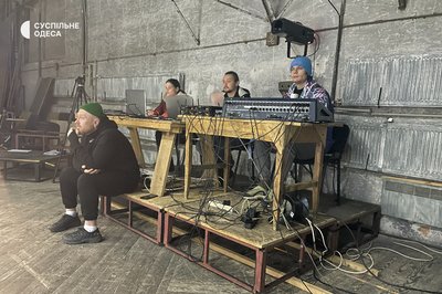 Вчили текст та репетирували з ліхтариками: в одеському театрі готували виставу під час блекаутів Вчили текст та репетирували з ліхтариками: в одеському театрі готували виставу під час блекаутів