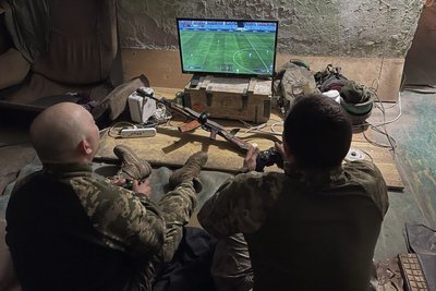 Як працюють мінометники Луцького батальйону ТРО і грають у футбол Як працюють мінометники Луцького батальйону ТРО і грають у футбол