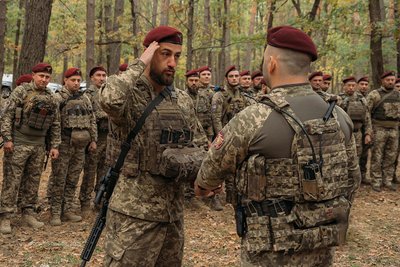 Десантники 95 житомирської бригади отримали нагороди за виконання завдань на полі бою Десантники 95 житомирської бригади отримали нагороди за виконання завдань на полі бою