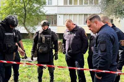 Російський дрон влучив у житловий будинок у Бердичеві: загорілися балкони Російський дрон влучив у житловий будинок у Бердичеві: загорілися балкони