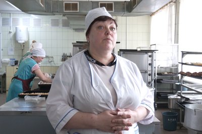 Омлет із темними плямами — у Житомирі в ліцеї №24 перевіряли умови харчування учнів Омлет із темними плямами — у Житомирі в ліцеї №24 перевіряли умови харчування учнів