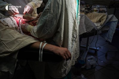 Хірурги здебільшого оперують поранених військових у парі з колегами. Під час операції вони асистують один одному, консультуються щодо подальших маніпуляції, та, нерідко, жартують або просто розповідають сімейні історії, Київ, січень 2023 року.