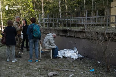 Дідусь сидить біля тіла загиблої онуки