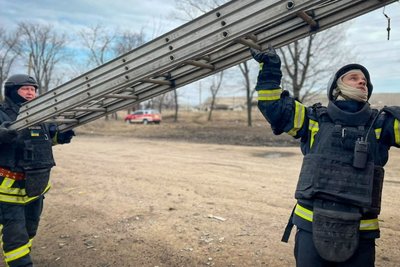 Рятувальники працюють на місці влучання російського дрона у Великому Бурлуку Рятувальники працюють на місці влучання російського дрона у Великому Бурлуку