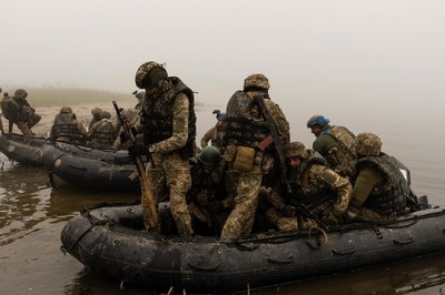 Морські піхотинці десантуються на острови до лівого берега Дніпра на Херсонщині Морські піхотинці десантуються на острови до лівого берега Дніпра на Херсонщині