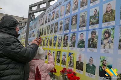 День Збройних сил України: у Житомирі на Алеї Слави з'явився ще один стенд із захисниками День Збройних сил України: у Житомирі на Алеї Слави з'явився ще один стенд із захисниками
