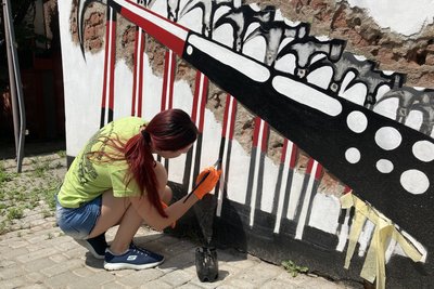 Харків'янка відновлює зображення на фасаді пабу "Стіна" Харків'янка відновлює зображення на фасаді пабу "Стіна"