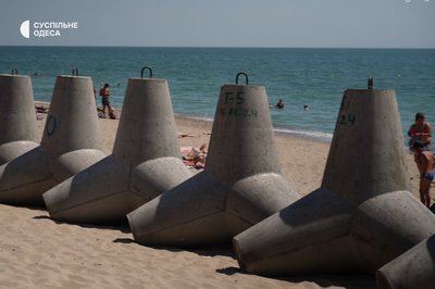 На Одещині на пляжі встановлюють оборонні споруди На Одещині на пляжі встановлюють оборонні споруди