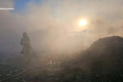 У Житомирі горить сміттєзвалище, дим видно в кількох районах міста — що відомо У Житомирі горить сміттєзвалище, дим видно в кількох районах міста — що відомо