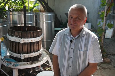 "Вино — для спілкування": на Одещині збирають виноград та готують вино за сімейними традиціями "Вино — для спілкування": на Одещині збирають виноград та готують вино за сімейними традиціями