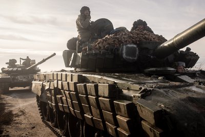 Бійці 59-ї бригади перевозять на позиції танки неподалік Херсона Бійці 59-ї бригади перевозять на позиції танки неподалік Херсона