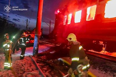 Пожежники біля охопленого вогнем вагону пасажирського поїзда, по якому поцілили росіяни, Харківська область, 27 січня 2026 року Пожежники біля охопленого вогнем вагону пасажирського поїзда, по якому поцілили росіяни, Харківська область, 27 січня 2026 року